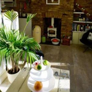 Beautiful Canalside 1-Bed Flat with Terrace