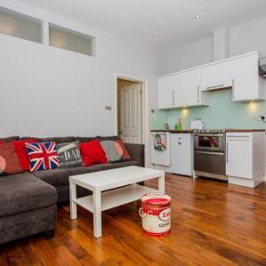 1 Bedroom Apartment in Heart of Shepherd's Bush Accommodates 4 in London