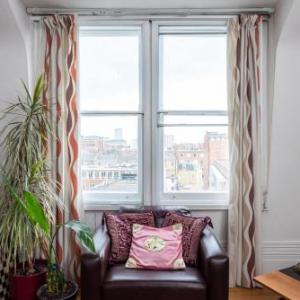 Flat in the heart of London for 6 guests by GuestReady London