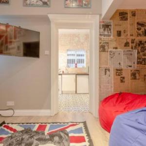 Elegant 2 Bedroom British Themed Apartment London