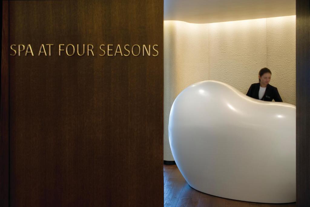Four Seasons Hotel London at Park Lane - image 2