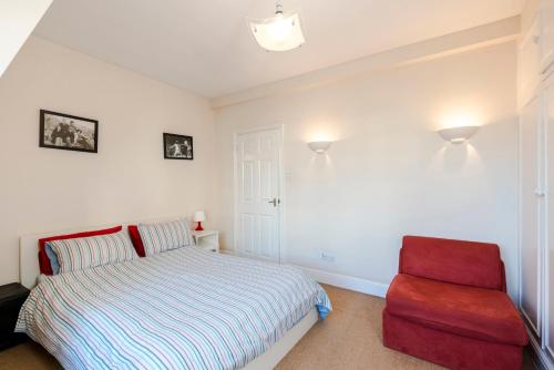 2 bedroom modern apartment on historic Marylebone Lane - image 3