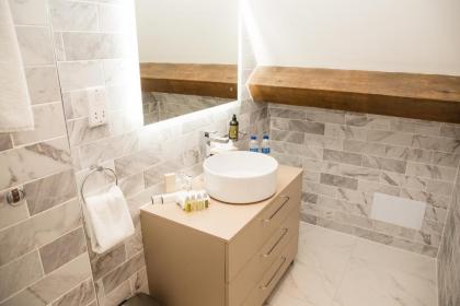 Lansbury Heritage Hotel - image 3