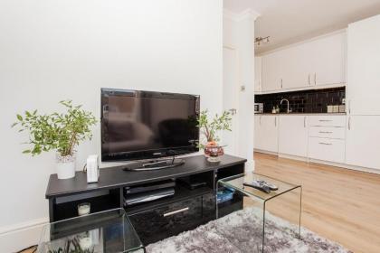 Modern 2BD Flat On The Doorstep Of Queen's Park - London - image 4