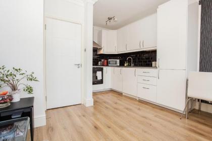 Modern 2BD Flat On The Doorstep Of Queen's Park - London - image 7