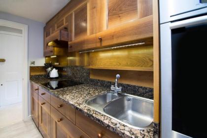 Luxury Westminster 2BD Apartment - image 19