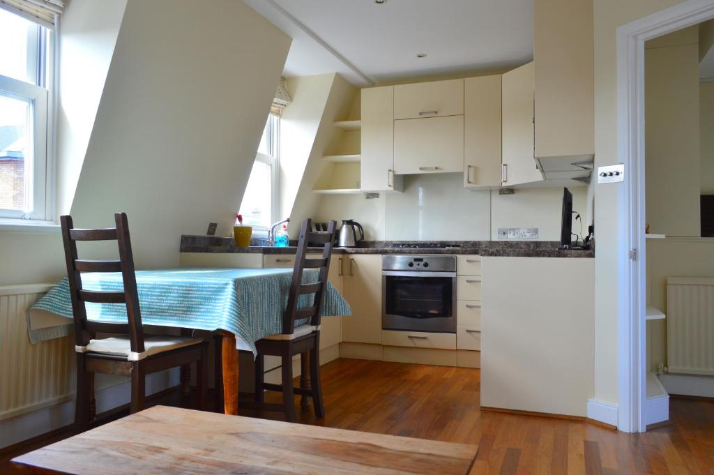 Lovely Top Floor Flat in Leafy Fulham - image 3