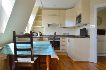 Lovely Top Floor Flat in Leafy Fulham - image 4