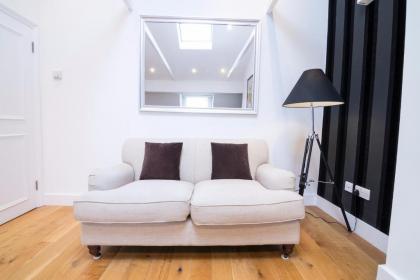 Contemporary 1 Bed Flat in Fulham near the Thames - image 15