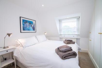 Contemporary 1 Bed Flat in Fulham near the Thames - image 8