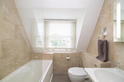 Contemporary 1 Bed Flat in Fulham near the Thames - image 9