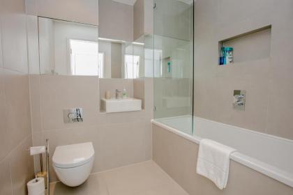 Modern 1 Bed Flat in Wandsworth - image 10