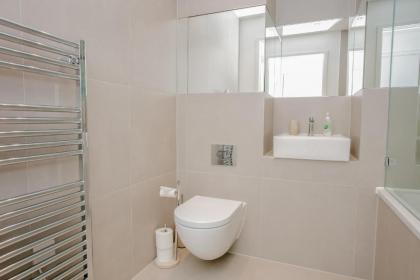 Modern 1 Bed Flat in Wandsworth - image 9
