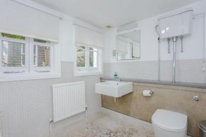 2 Bedroom Flat in Highbury Accommodates 6 - image 14