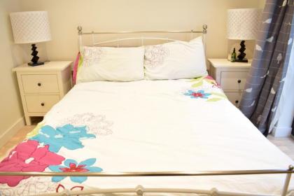 1 Bedroom Flat in North London Sleeps 4 - image 2