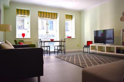 Central London Spacious 1 Bedroom Flat - image 1