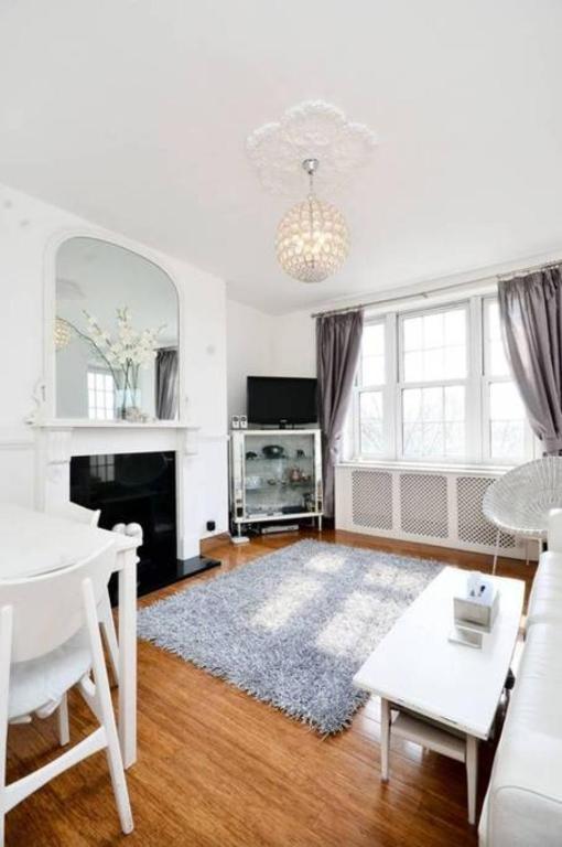 Sunny 2 bedroom flat between Camden Town & Primrose Hill - main image