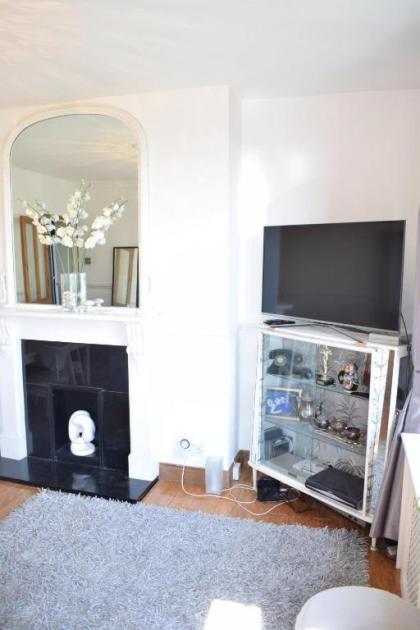 Sunny 2 bedroom flat between Camden Town & Primrose Hill - image 3