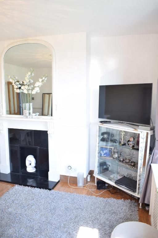 Sunny 2 bedroom flat between Camden Town & Primrose Hill - image 3