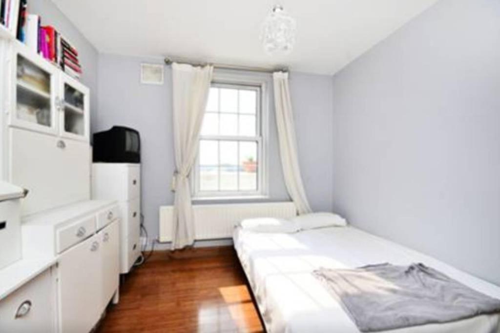 Sunny 2 bedroom flat between Camden Town & Primrose Hill - image 4