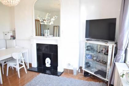 Sunny 2 bedroom flat between Camden Town & Primrose Hill - image 7