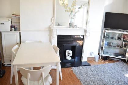 Sunny 2 bedroom flat between Camden Town & Primrose Hill - image 8