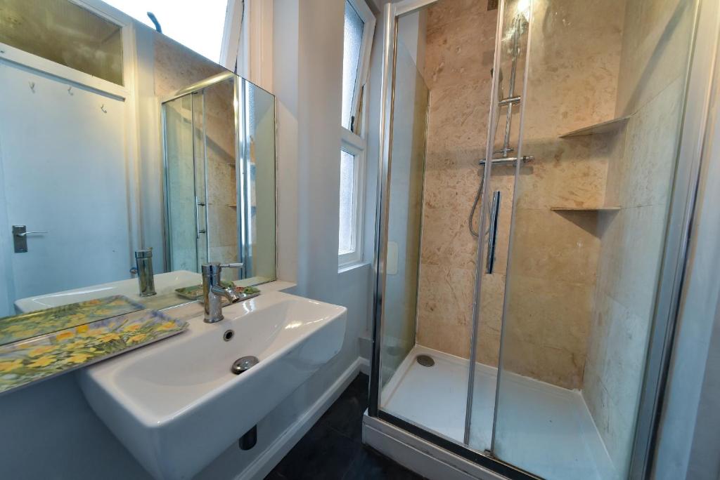 1 Bedroom Flat Near Marble Arch - image 2