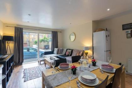 Stylish and Homely 4 Bedroom Home in East London - image 1