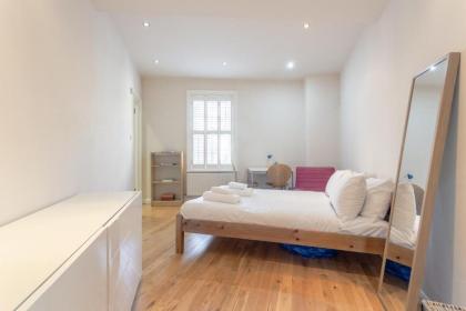 2 Bedroom Apartment in Central London - image 3