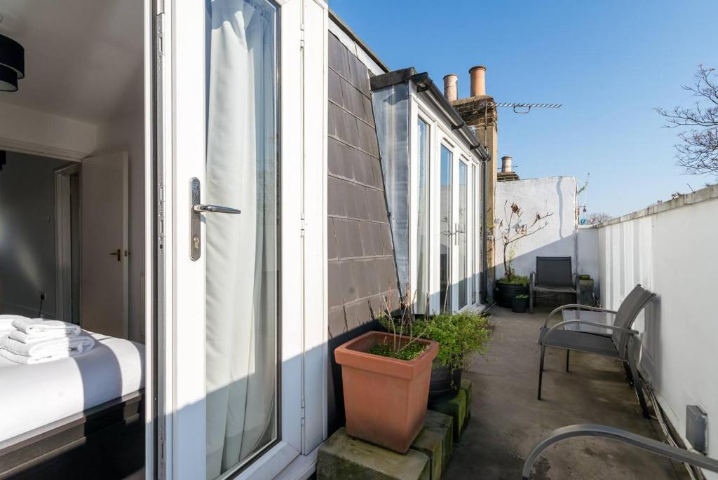 Trendy 1BR Home in Islington with Balcony! - image 4