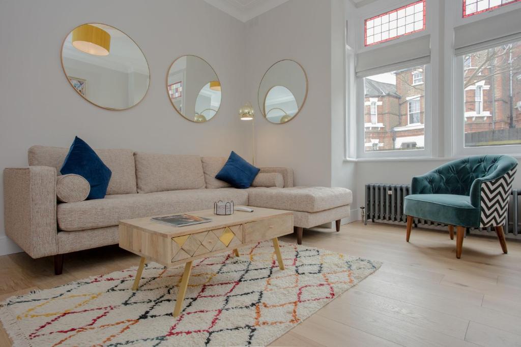 Modern 3 Bedroom Flat in West Hampstead - main image
