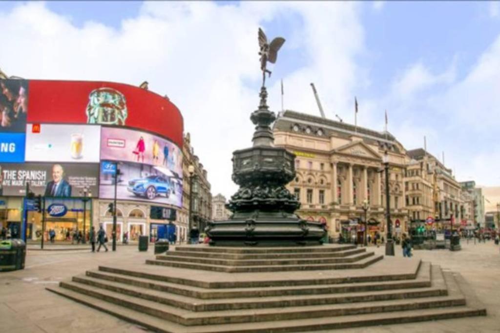 1 Bedroom Flat with Panoramic View of Piccadilly Circus - image 4
