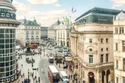 1 Bedroom Flat with Panoramic View of Piccadilly Circus - image 9