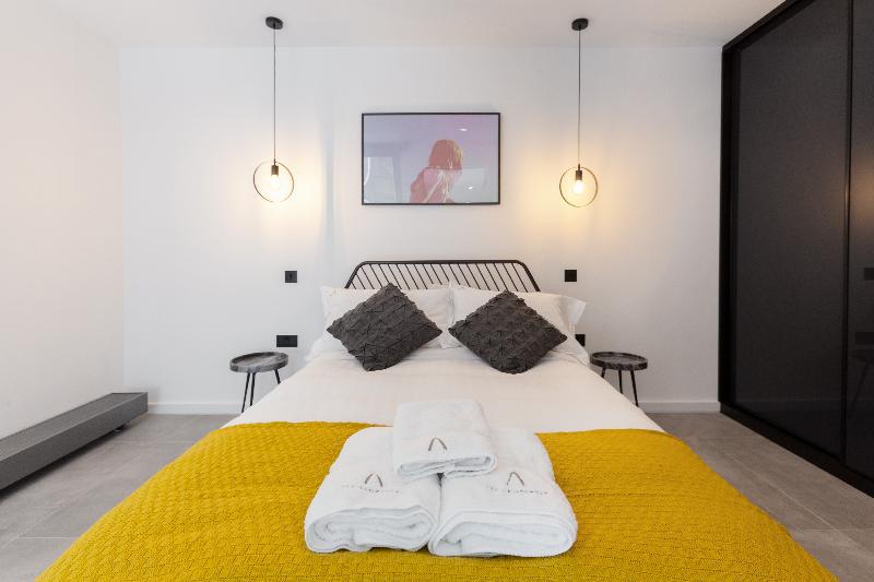 Stylish 3 bedroom House  Patio near Edgware Road - image 2