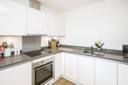 Bright 1 Bedroom East London Apartment with Balcony - image 2