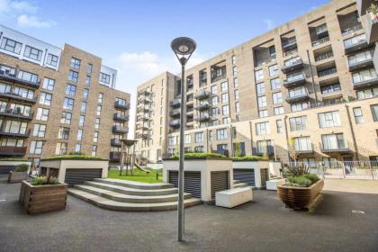 Bright 1 Bedroom East London Apartment with Balcony - image 6
