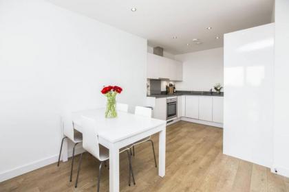 Bright 1 Bedroom East London Apartment with Balcony - image 9