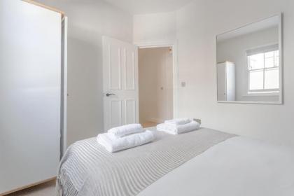 Stunning 3 Bedroom Flat in Fantastic Location - image 12