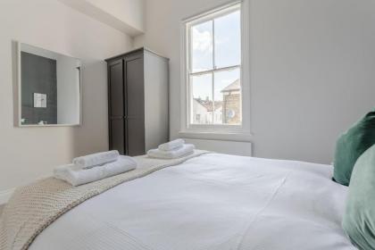 Stunning 3 Bedroom Flat in Fantastic Location - image 6