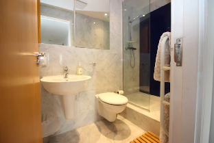 2 Bedroom Penthouse Central London - image 6