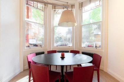 Stunning 2 Bedroom House in South Kensington - image 2