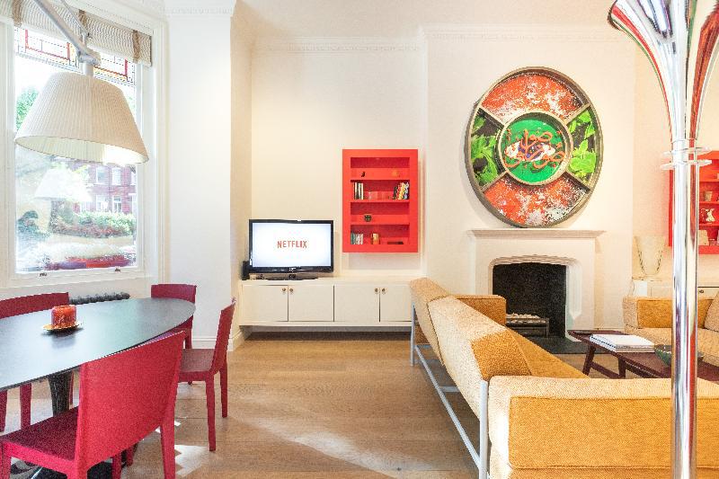 Stunning 2 Bedroom House in South Kensington - image 4