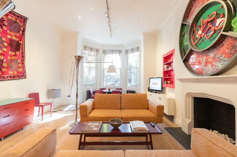 Stunning 2 Bedroom House in South Kensington - image 5