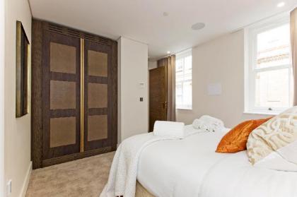 Luxury Mews 2 bed Flat with AC & Concierge - image 5