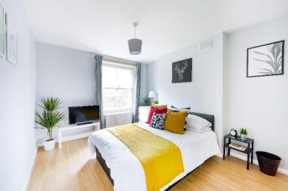 Beautiful Private Room Close to Kings Cross - image 3