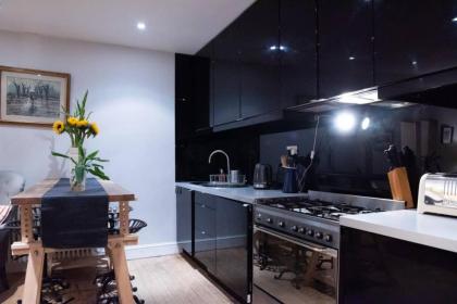 Homely 2 Bedroom Flat in North London - image 13