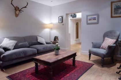 Homely 2 Bedroom Flat in North London - image 3
