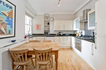 Charming 2-Bed Fulham Apartment 5 Mins from Tube - image 15