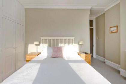 Charming 2-Bed Fulham Apartment 5 Mins from Tube - image 16