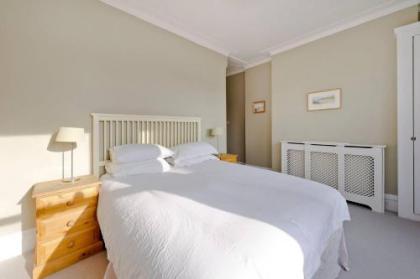 Charming 2-Bed Fulham Apartment 5 Mins from Tube - image 3